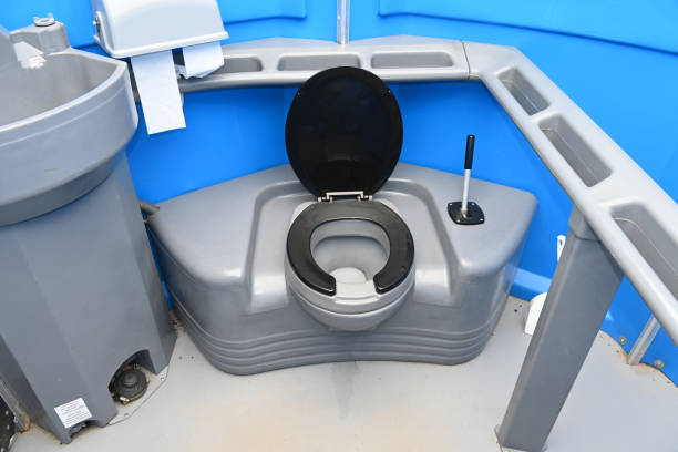 Best Portable restroom trailer rental  in Riverton, IL